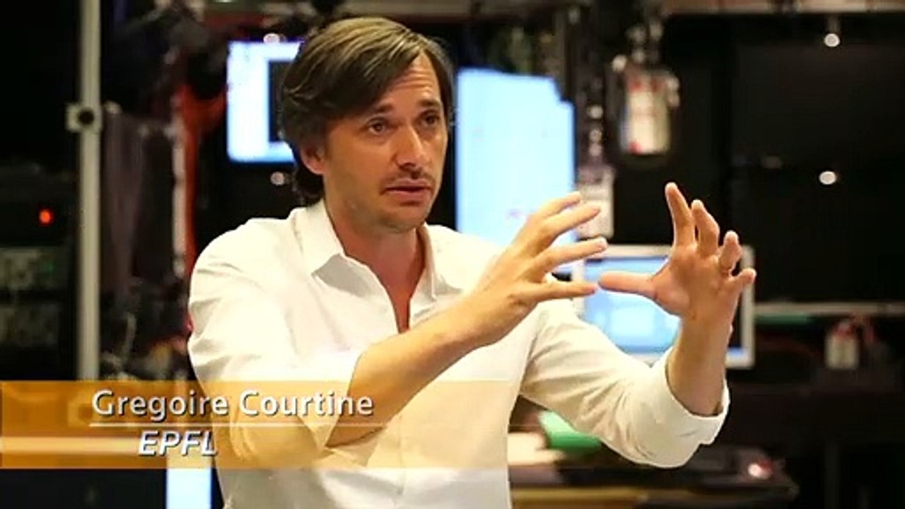 Un implante cerebral logra que dos monos parapléjicos vuelvan a caminar