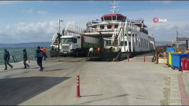 Çanakkale'de fırtınanın sürüklediği feribot karaya oturdu