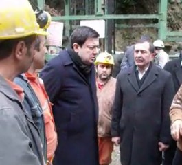 Yerin 140 metre altındaki madencilerle iletişimi kestiler