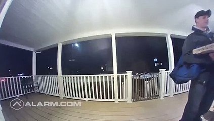 Menino abraçou entregador de pizza sem saber que este tinha perdido a filha