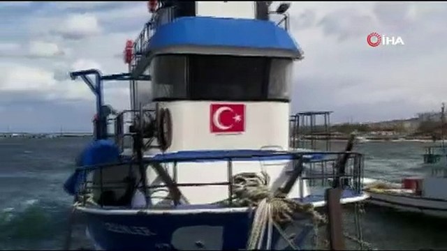 Çanakkale'de fırtınanın sürüklediği feribot karaya oturdu