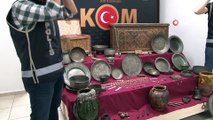 İzmir'de piyasa değeri 15 milyon lira olan 506 parça tarihi eser ele geçirildi