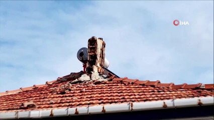 Şiddetli fırtınada çatıdan kopan kiremit parçaları otomobilin üstüne düştü