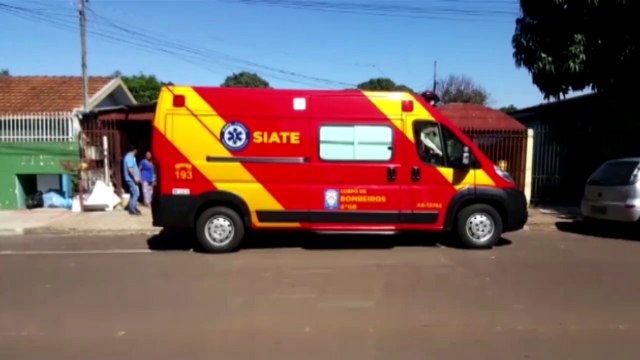 Mulher é socorrida pelo Siate após cair em imóvel no Bairro Neva
