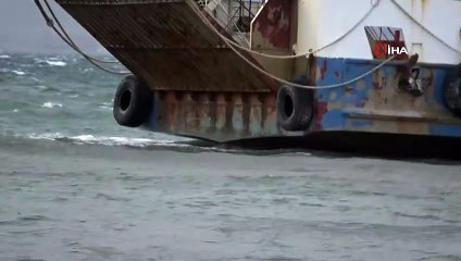 Karaya oturan feribotu kurtarma çalışmaları için fırtınanın etkisini kaybetmesi bekleniyor