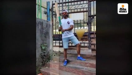 कपिल देव के अंदाज में बल्ला घुमाते नजर आए रणवीर सिंह