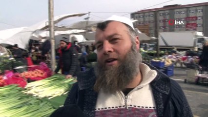 Şiddetli rüzgar pazarcılara zor anlar yaşattı