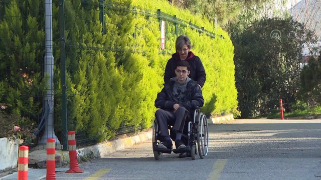 Yatağa bağımlı genç 10 yıl sonra ilk adımını attı - İZMİR