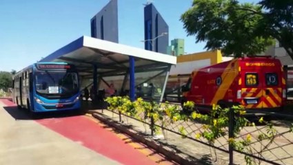 Mulher fica ferida ao cair dentro de ônibus do transporte coletivo e é socorrida na Avenida Brasil