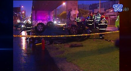 Auto cayó desde un puente dejando al conductor muerto, ocurrió en Quito