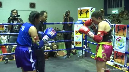 La policía y campeona de Muai Thai que ayuda a mujeres maltratadas