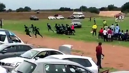 Un homme rentre sur le terrain avec sa voiture