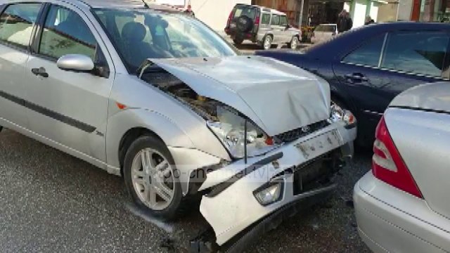 Aksident në Berat/ Shoferi i dehur godet 3 makina, bllokohet për disa minuta qarkullimi