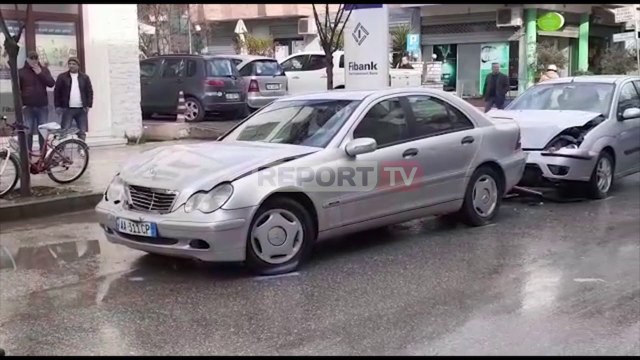 Report TV -Shoferi i dehur përplas 3 makina në Berat
