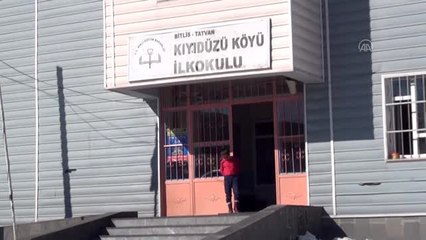 BEÜ, köy okuluna kitap hediye etti