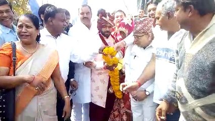 मंदिर-मस्जिद छोड़कर चंद्रशेखर आजाद के चरणों पर फूल चढ़ाने पहुंचे वर-वधु