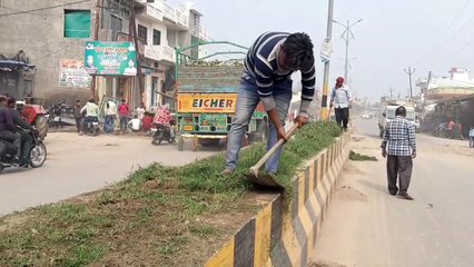 कांधला - मुख्यमंत्री दौरे से पहले सफाई करने में जुटे कर्मचारी