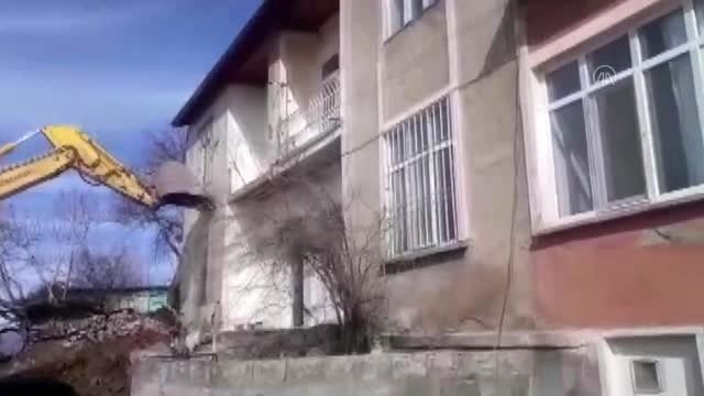 Malatya'da ağır hasarlı evler kontrollü şekilde yıkılıyor