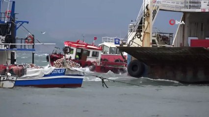 Çanakkale'de karaya oturan feribot 5,5 saat sonra kurtarıldı