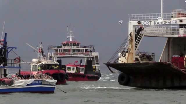 Denizde oluşan kum adasına oturan feribot kurtarıldı