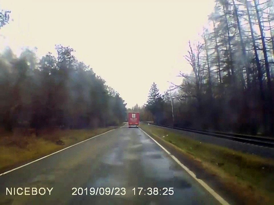 Un  chauffeur de camion traversant une voie ferrée a oublié de regarder dans les deux sens et a été percuté par un train.