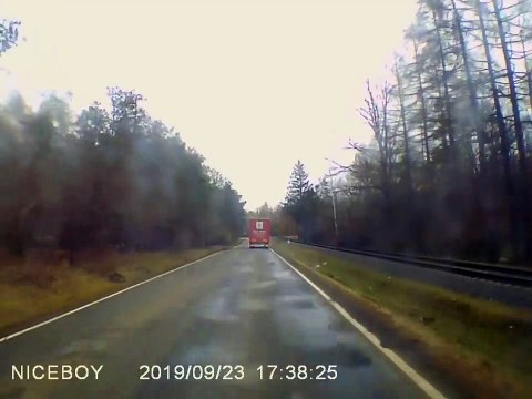 Un chauffeur de camion traversant une voie ferrée a oublié de regarder dans les deux sens et a été percuté par un train.