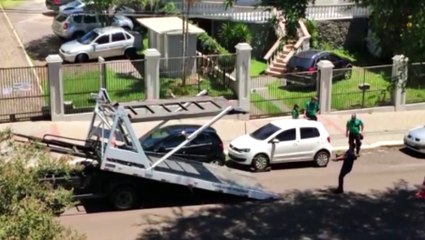 Carro estacionado em local proibido no Centro é guinchado pela Cettrans