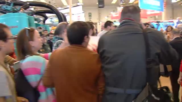 Un grupo de jóvenes agricultores recibe al ministro Planas con una protesta en la FIMA