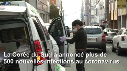 Désinfection, files d'attente pour des masques à Daegu alors que l'épidémie se renforce