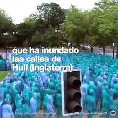 Una marea de personas desnudas pintadas de azul inunda las calles de Hull