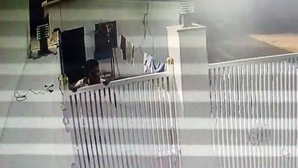 झाँसी -मुख्य द्वार से अंदर घुसा चोर ले उड़ा लाखों का सामान