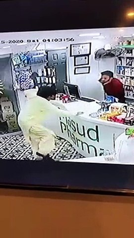 Security guard ny goli mari fir daikho.
