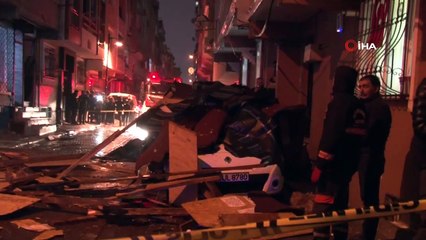 Zeytinburnu 5 katlı binanın çatısı uçtu