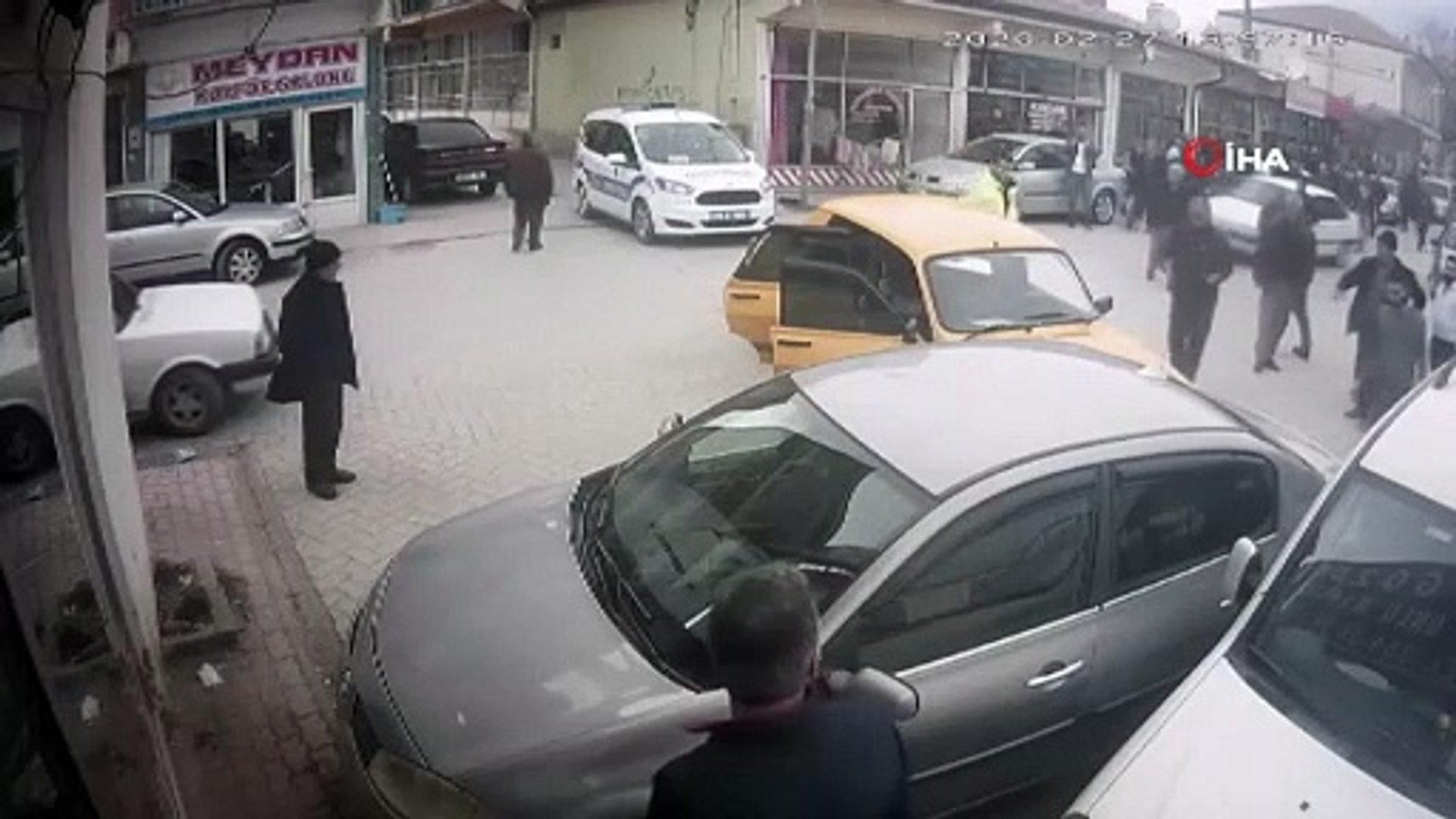 Polisin Dur Ihtarina Uymayarak Kacan Surucu Park Halindeki Otomobile Carpti O Anlar Kamerada Dailymotion Video Polisin Dur Ihtarina Uymayarak Kacan Surucu Park Halindeki Otomobile Carpti O Anlar Kamerada Dailymotion Video