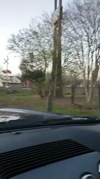 Camion sur les rails : il est éjecté par le train !