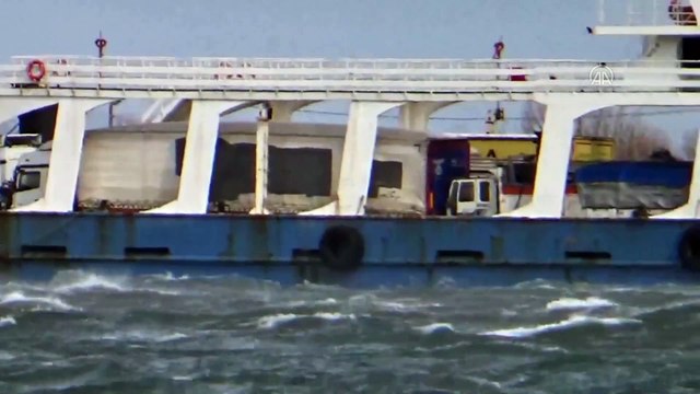 Çardak-Gelibolu seferini yapan feribot, denizde oluşan kum adasına oturdu (4) - ÇANAKKALE