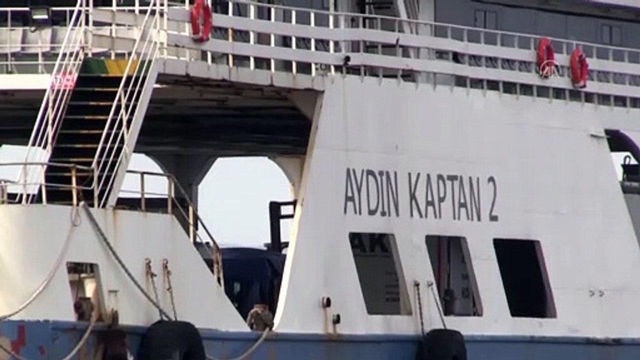 Çardak-Gelibolu seferini yapan feribot, denizde oluşan kum adasına oturdu (3) - ÇANAKKALE