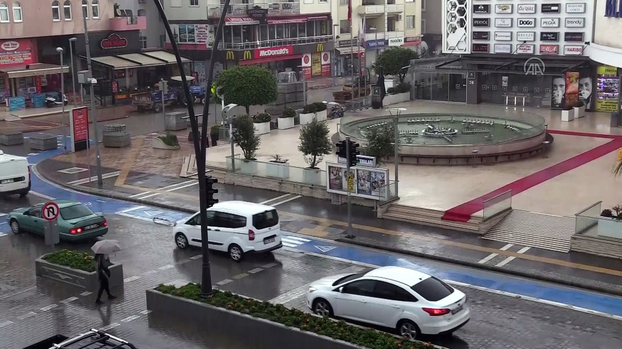 Marmaris'te sağanakta çamuru taşıyan sel suları denizin rengi değiştirdi - MUĞLA