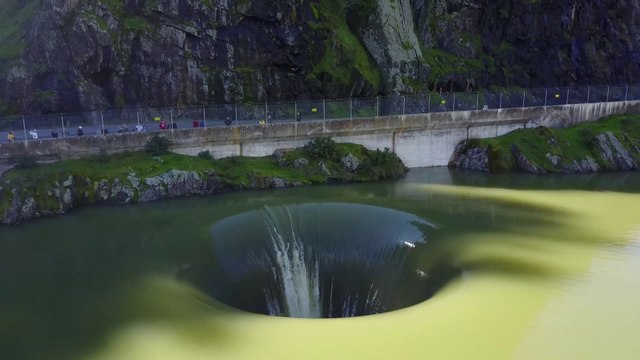 Ce lac se vide par un énorme trou : barrage Berryessa en Californie