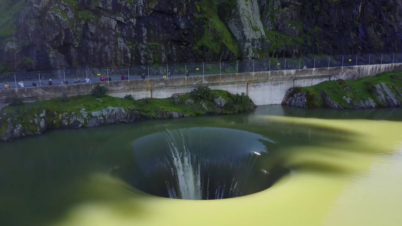 Ce lac se vide par un énorme trou : barrage Berryessa en Californie