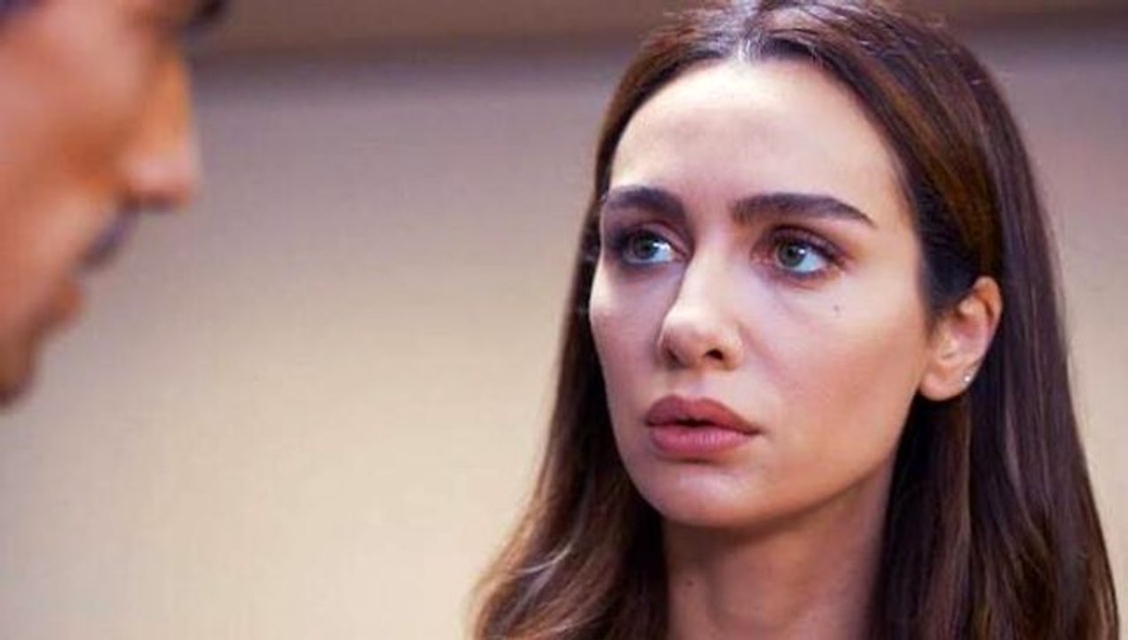 Birce Akalay'dan sosyal medya hesabından güldüren paylaşım: Frikik vermeyi sizden öğrenecek değiliz
