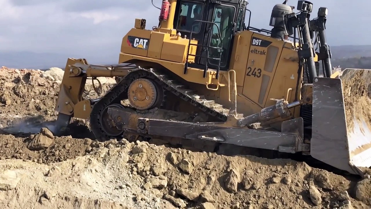 New Cat D9T Dozer Ripping And Pushing