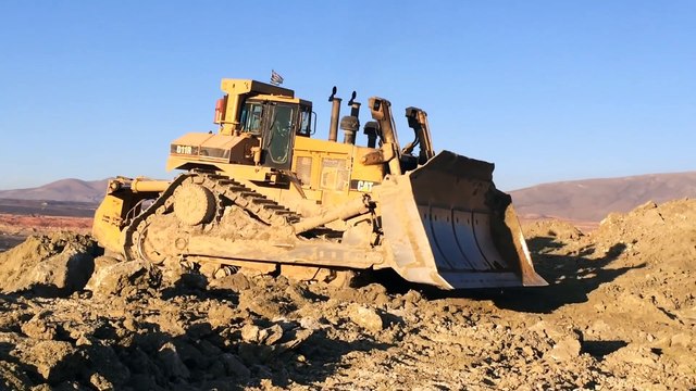 The biggest bulldozer Caterpillar D11R Dozer