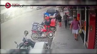 Câmera de segurança flagra acidente na Avenida Anastácio Braga, em Itapipoca