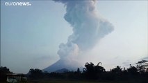 شاهد: ثوران بركان ميرابي .. أحد أكثر البراكين الـ 500 نشاطا في إندونيسيا