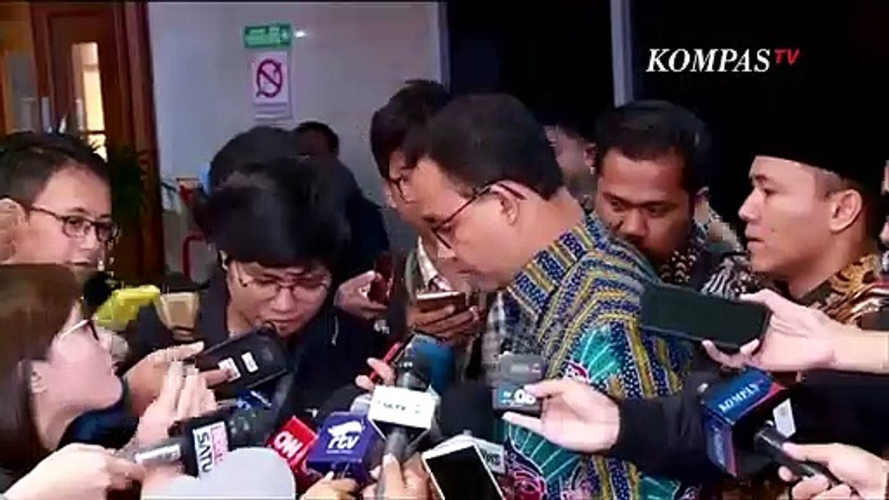 Ditanya Pansus Banjir, Anies Bungkam Sambil Terobos Barisan Wartawan