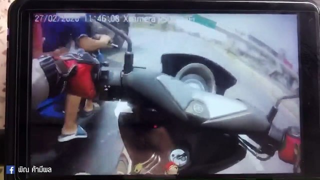 ตร.เปิดคลิปสู้ กรณีข่าว วิจารณ์สนั่น ตร.จับหนุ่มขี่รถย้อนศร