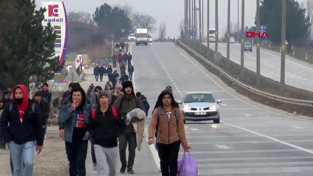 Avrupa'ya gitmek isteyen mülteciler sınır kapısına yürüyor