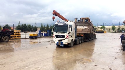 Transporting The Huge Cat D11R Dozer