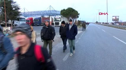 Avrupa'ya gitmek isteyen mülteciler sınır kapısına yürüyor -3